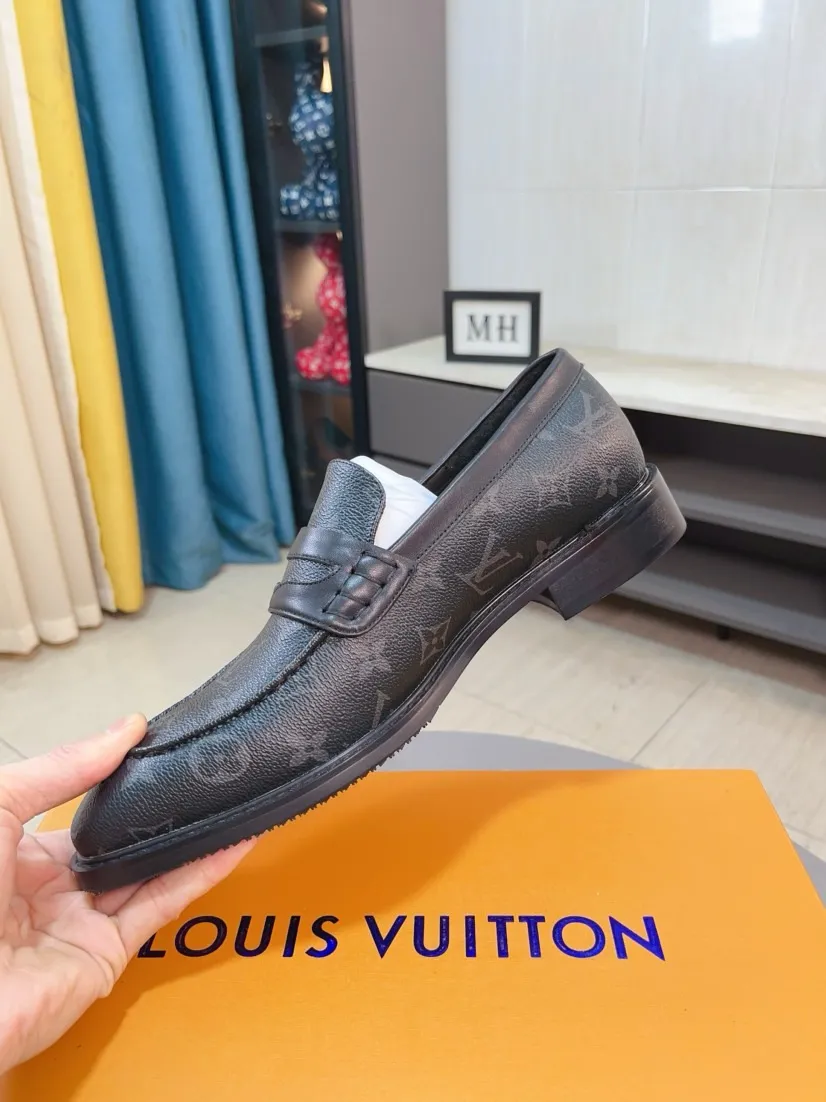 Ex-factory price 720🌹🌹High version [LV] Louis Vuitton's popular casual leather shoes🎖Fashionable and elegant🎖🎖Material: Original imported open-edge beaded cowhide, washed cowhide leather lining, original open-molded rubber outsole, high-end and classy, ​​elegant quality, instantly transforming into a handsome man ❤❤Standard\nNumber: 38-44